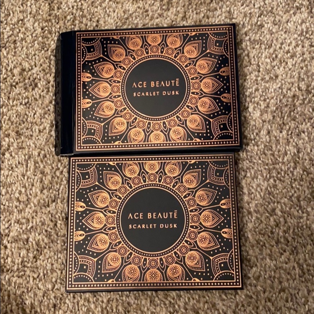 Warm tone eyeshadow kit.